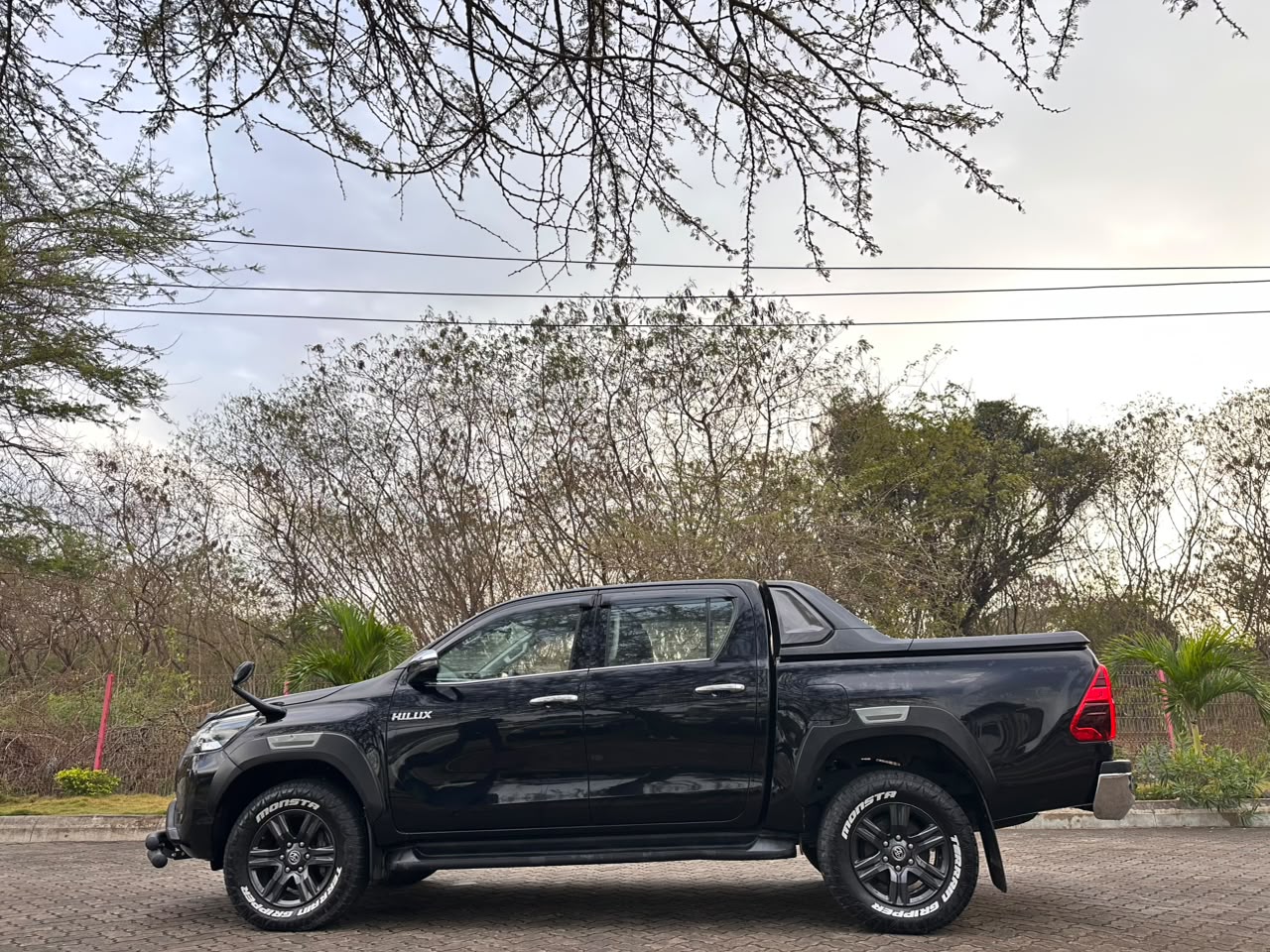 TOYOTA HILUX DOUBLE CABIN thumbnail 6